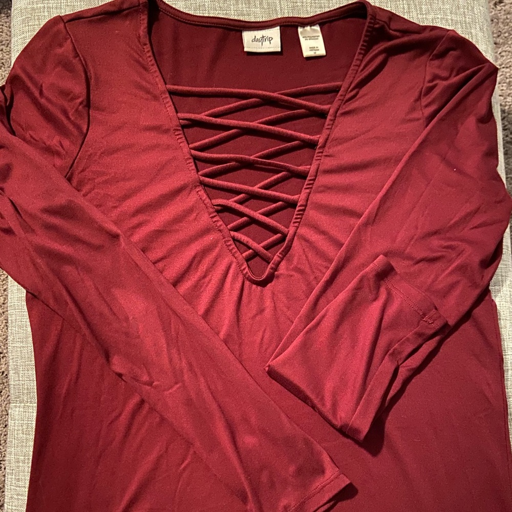 Buckle Daytrip maroon crisscross front M